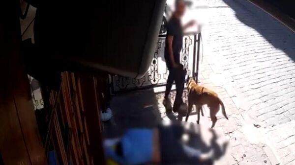 Beyoğlu'nda sokak ortasında bayılan kişinin telefonu çalındı: Yardım etmek yerine gasp ettiler - Sputnik Türkiye