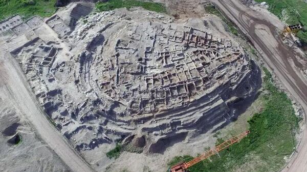 Seyitömer Höyüğü, Kütahya'da yapılan çalışmalarda ortaya çıkan Bronz Çağı'na ait yerleşim kalıntıları - Sputnik Türkiye