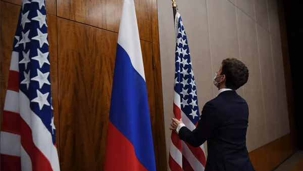 Rusya-ABD bayrakları - Sputnik Türkiye