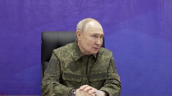 Президент Владимир Путин посетил один из пунктов управления Объединённой группировки войск - Sputnik Türkiye