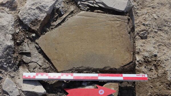 Birçok medeniyetten izler taşıyan Van Kalesi'nin güneyindeki Eski Van Şehri'nde yürütülen arkeolojik kazılarda, 150 yıllık Osmanlı kışlasının güney surlarla birleştiği noktada oyun taşı bulundu. - Sputnik Türkiye