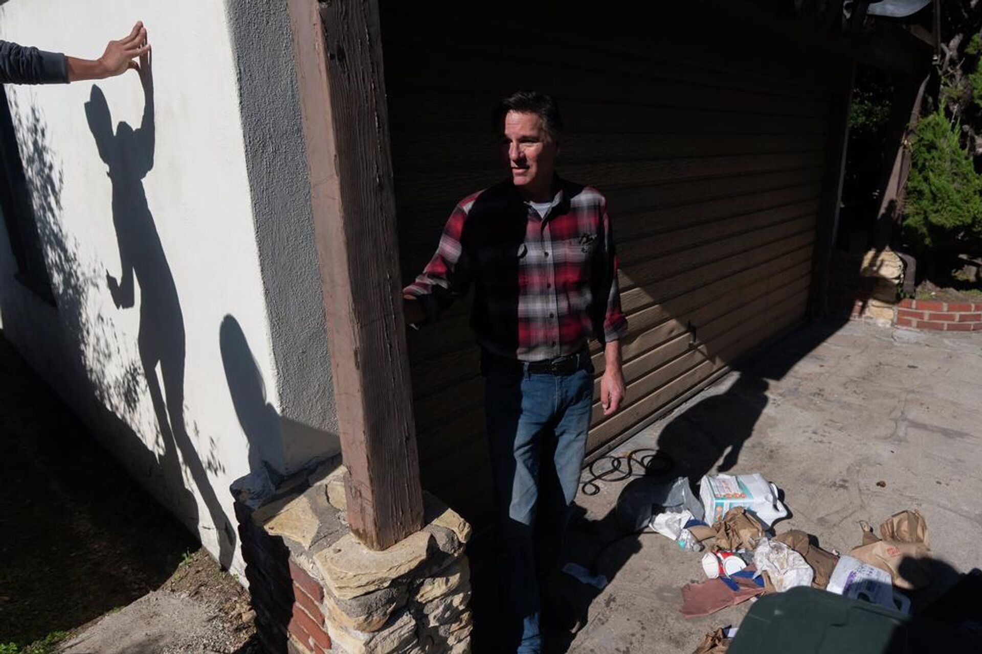 Evde ayıyla yaşıyor: 220 kiloluk ayının evin zemin boşluğunda yaşadığını keşfetti - Sputnik Türkiye, 1920, 02.12.2025