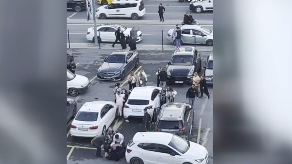 İstanbul Anadolu Adalet Sarayı önünde kavga çıktı: 2 aile birbirine girdi - Sputnik Türkiye