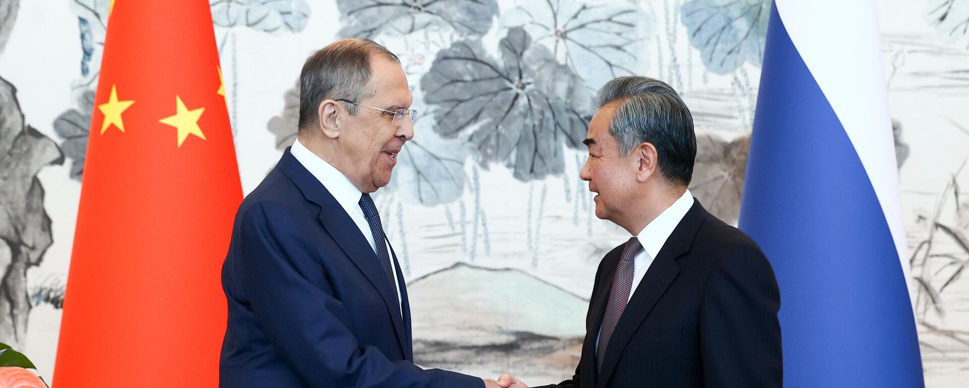 Russian Foreign Minister Sergey Lavrov and Chinese Foreign Minister Wang Yi - Sputnik Türkiye, 1920, 02.12.2025