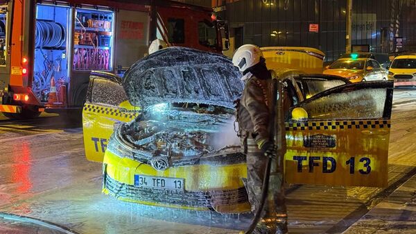 Taksi yangını - Sputnik Türkiye