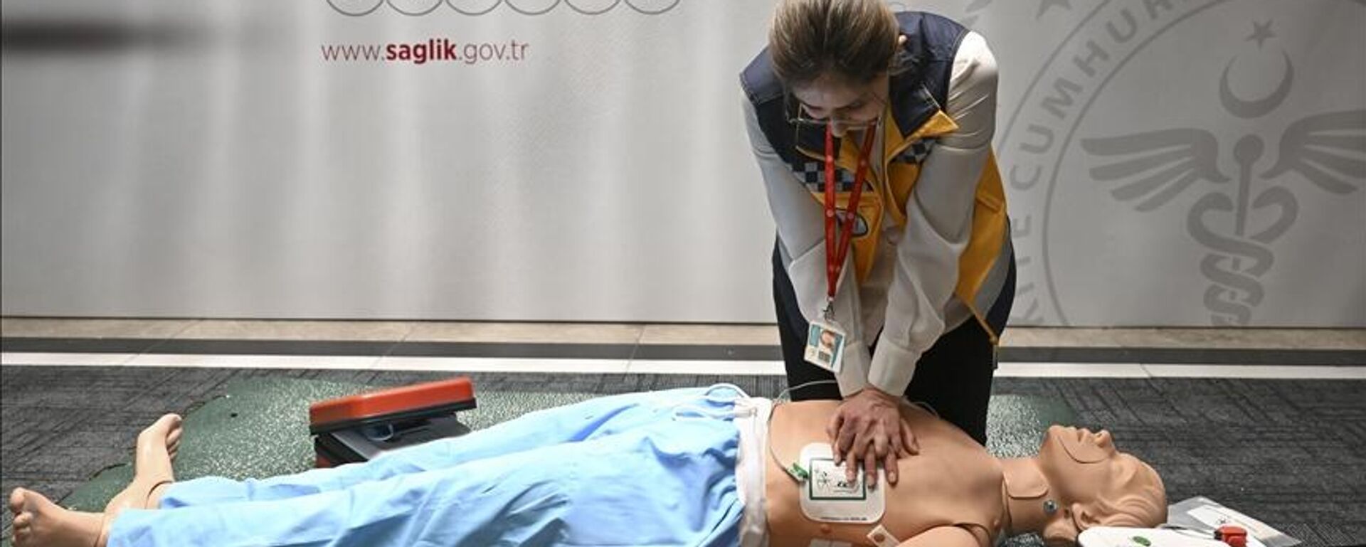 Ani kalp durmalarında Otomatik Eksternal Defibrilatör cihazı hayat kurtaracak
 - Sputnik Türkiye, 1920, 03.12.2025