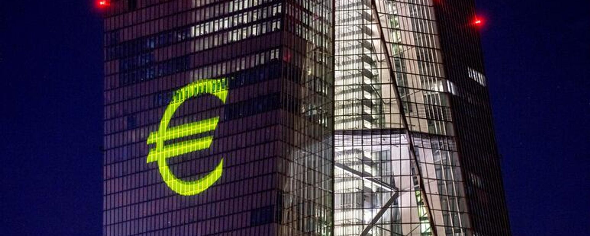 Световая инсталляция евро на здании Европейского центрального банка во Франкфурте, Германия - Sputnik Türkiye, 1920, 04.12.2025