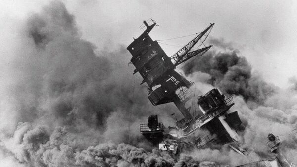 The battleship USS Arizona belches smoke as it topples over during a Japanese surprise attack on Pearl Harbor - Sputnik Türkiye