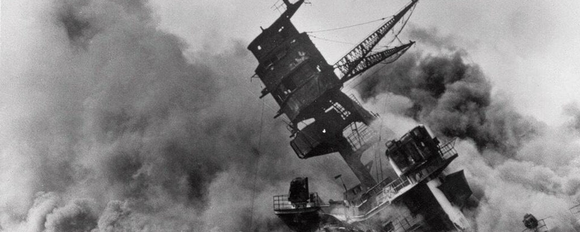 The battleship USS Arizona belches smoke as it topples over during a Japanese surprise attack on Pearl Harbor - Sputnik Türkiye, 1920, 15.05.2026