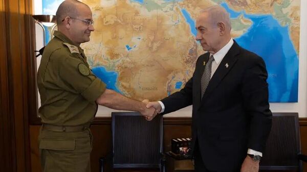 Israeli Prime Minister Benjamin Netanyahu with Major General Roman Gofman - Sputnik Türkiye