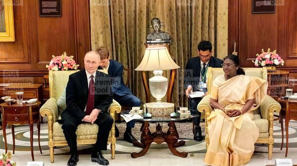 Vladimir Putin, Hindistan Devlet Başkanı Droupadhi Murmu ile bir araya geldi  - Sputnik Türkiye