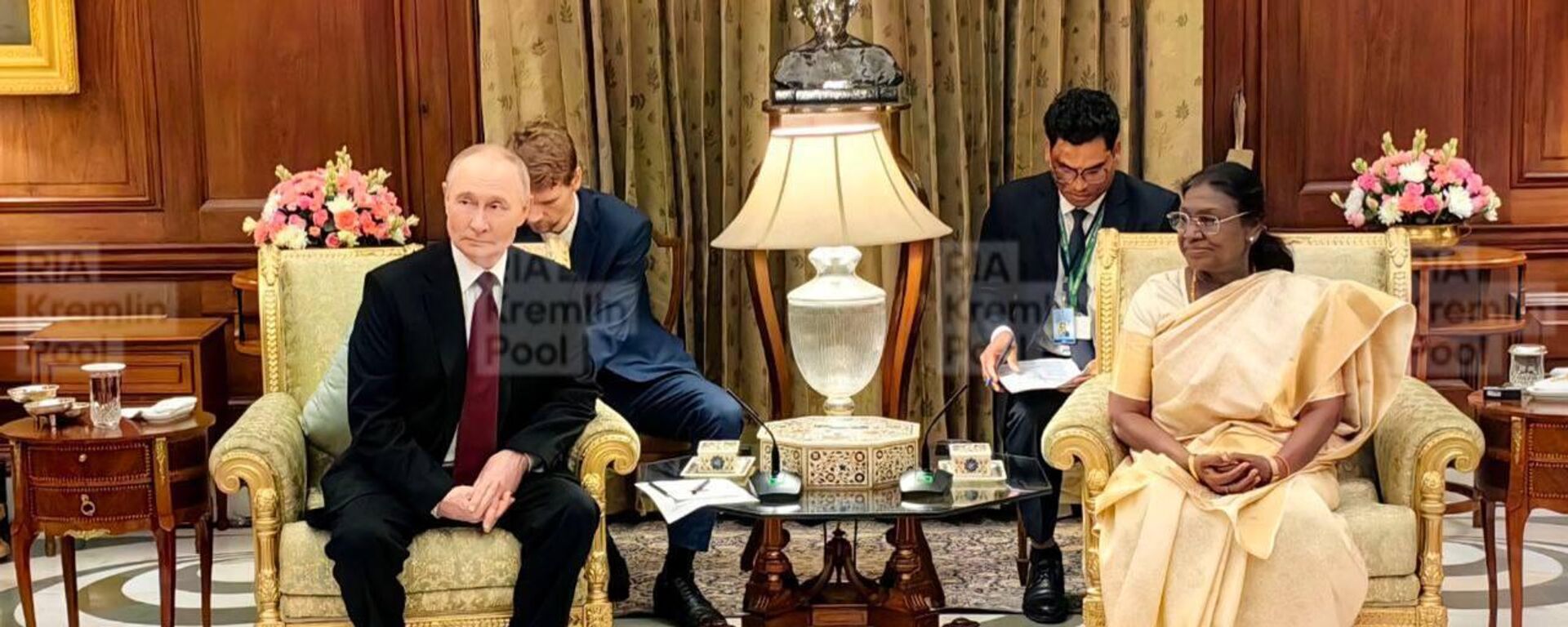 Vladimir Putin, Hindistan Devlet Başkanı Droupadhi Murmu ile bir araya geldi  - Sputnik Türkiye, 1920, 05.12.2025