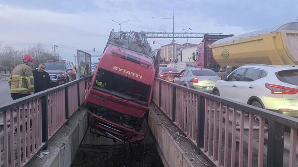 İtfaiye iki köprü arasına sıkıştı - Sputnik Türkiye