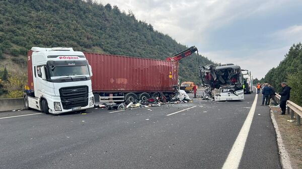 Osmaniye’deki feci kazada yolcu otobüsü tıra çarptı - Sputnik Türkiye