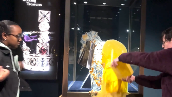 Londra Kulesi'nde kraliyet tacına muhallebili saldırı: 4 kişi gözaltında - Sputnik Türkiye