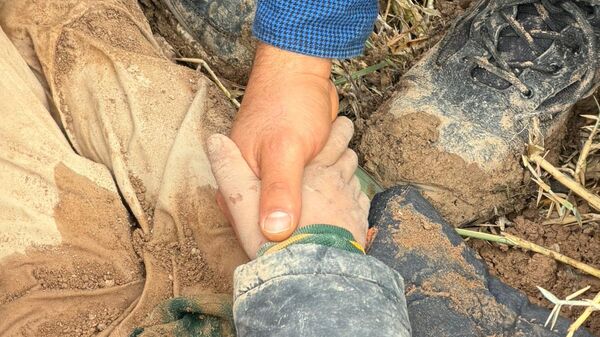 Hatay'ın Reyhanlı ilçesinde kayıp olarak aranan Suriye uyruklu 10 yaşındaki çocuk vücudunun bir bölümünün gömüldüğü topraktan yaralı halde çıkarılıp hastaneye kaldırıld - Sputnik Türkiye