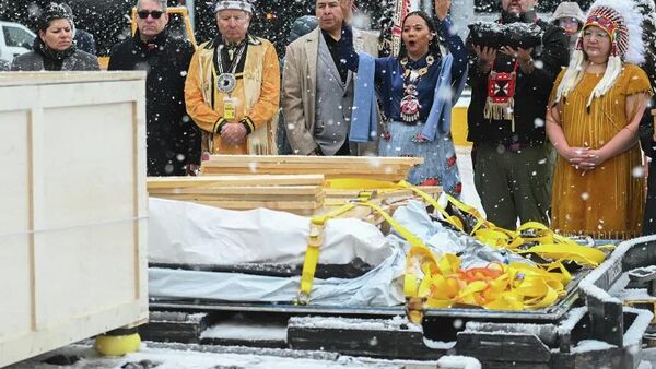 Assembly of First Nations National Chief Cindy Woodhouse Nepinak, right, along with representatives from various First Nations receive a kayak and other indigenous artifacts at Trudeau Airport in Montreal, on Saturday, on December 6, 2025. Graham Hughes/AP
 - Sputnik Türkiye