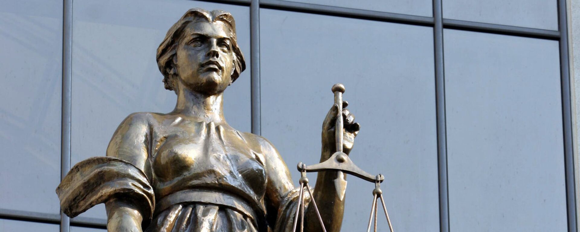 Скульптура Фемиды у здания Верховного суда РФ - Sputnik Türkiye, 1920, 08.12.2025