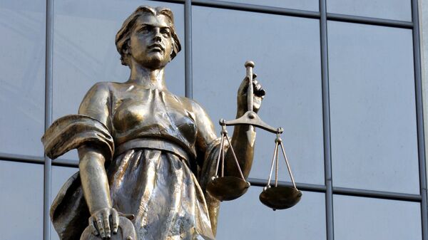 Скульптура Фемиды у здания Верховного суда РФ - Sputnik Türkiye