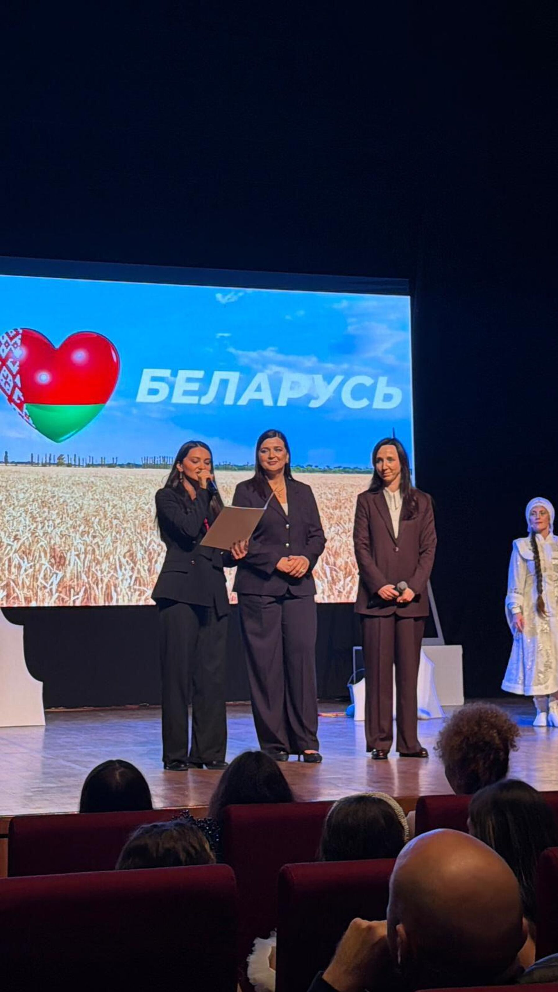 Belarus Cumhuriyeti İstanbul Başkonsolosu Yevgenia Bortkevich (sağda) - Sputnik Türkiye, 1920, 08.12.2025