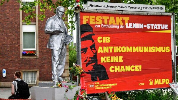 Almanya Gelsenkirchen'deki Lenin heykeli - Sputnik Türkiye
