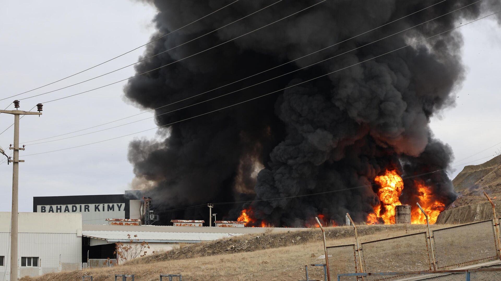 Kırıkkale'de dev fabrika yangını Kırıkkale'de dev fabrika yangını - Sputnik Türkiye, 1920, 10.12.2025