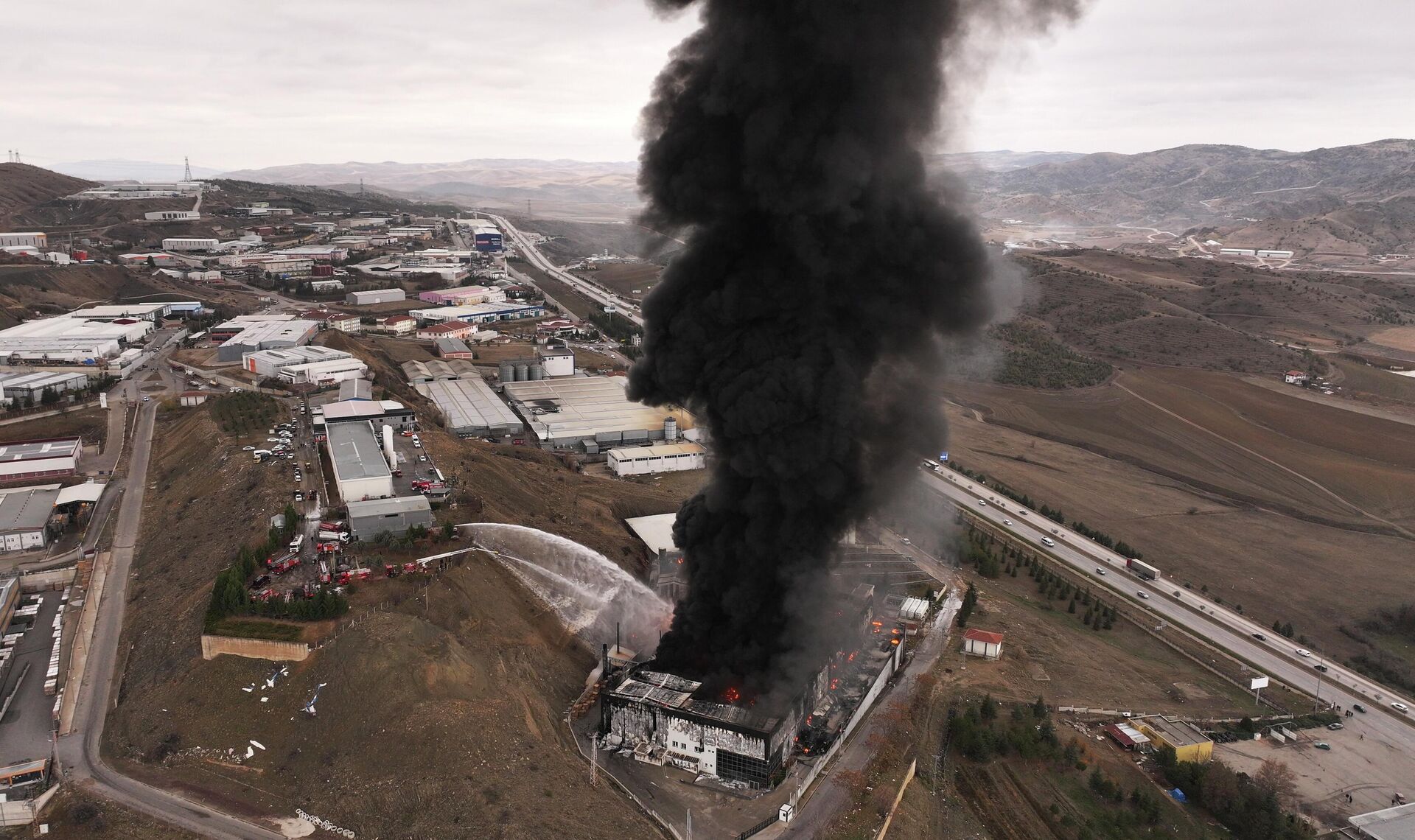 Kırıkkale'de fabrika yangını Kırıkkale'de fabrika yangını - Sputnik Türkiye, 1920, 10.12.2025