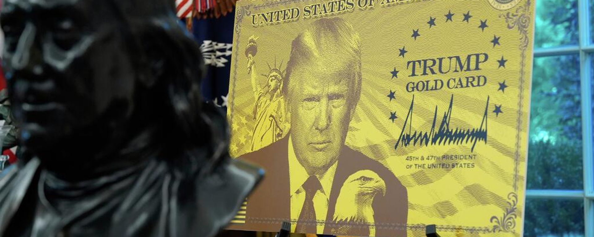 Trump Gold Card is pictured as President Donald Trump speaks in the Oval Office - Sputnik Türkiye, 1920, 11.12.2025