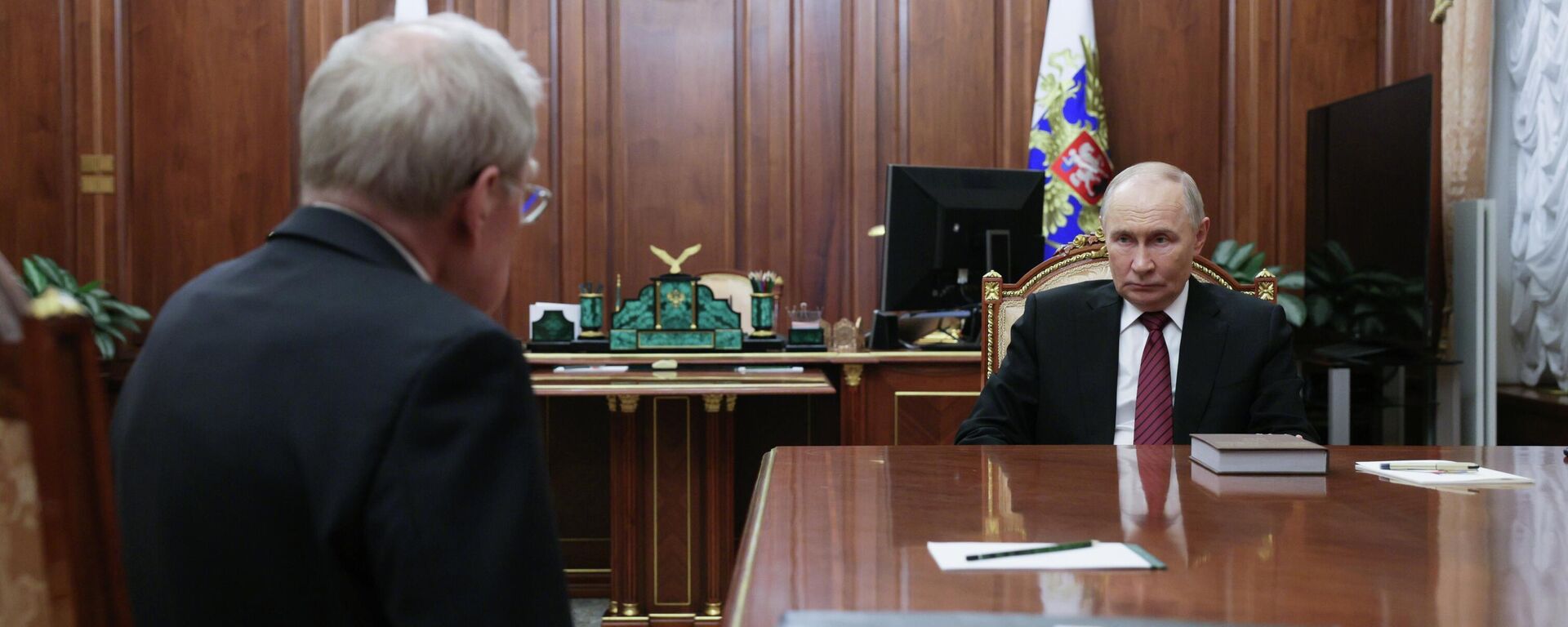 Rusya Devlet Başkanı Vladimir Putin ve Rusya Anayasa Mahkemesi Başkanı Valeriy Zorkin  - Sputnik Türkiye, 1920, 11.12.2025