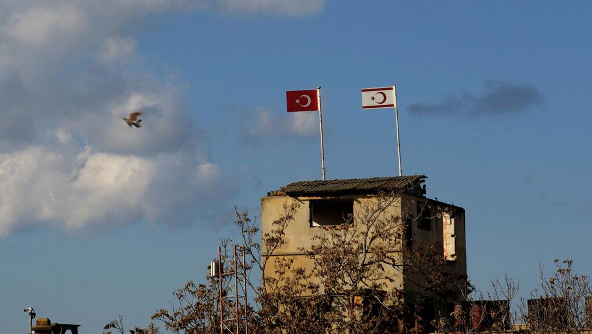 Kuzey Kıbrıs Cumhurbaşkanı Tufan Erhürman, Güney Kıbrıs lideri Nikos Hristodulidis ve Birleşmiş Milletler (BM) Genel Sekreteri Antonio Guterres'in Kıbrıs Özel Temsilcisi Maria Angela Holguin Cuellar ile bir araya geldi. - Sputnik Türkiye, 1920, 12.12.2025