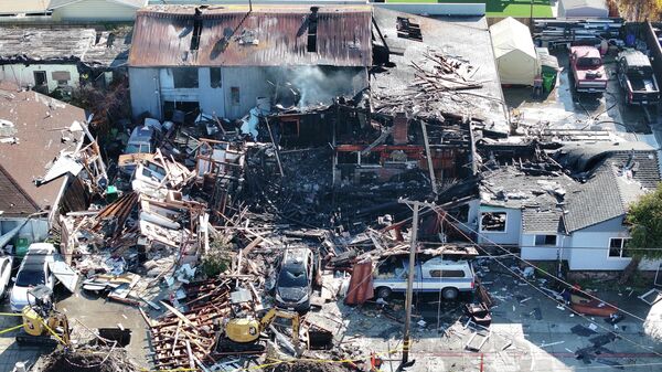 ABD’nin California eyaletine bağlı Hayward kentinde sabah saatlerinde meydana gelen yeraltı gaz patlaması sonrası bir evde ağır hasar oluştu. Patlamada yaralanan 6 kişi hastaneye kaldırıldı. Bölgede patlama sonrası oluşan yıkım görüntülendi. - Sputnik Türkiye