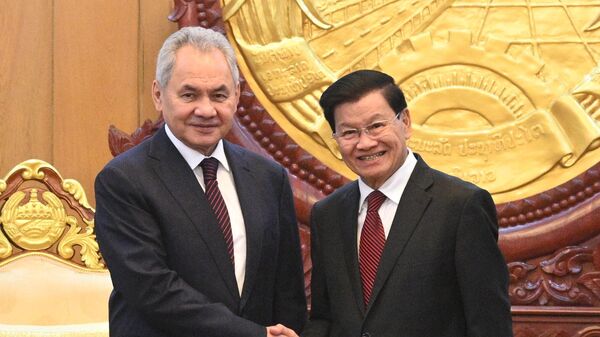 Rusya Güvenlik Konseyi Sergey Şoygu ve Laos Devlet Başkanı Thongloun Sisoulith  - Sputnik Türkiye