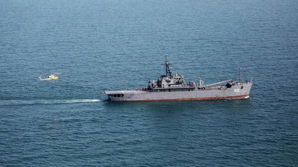 In this photo provided Saturday, Feb. 22, 2025, by the Iranian Army, a helicopter approaches a vessel during a drill in the Gulf of Oman and the Indian Ocean - Sputnik Türkiye