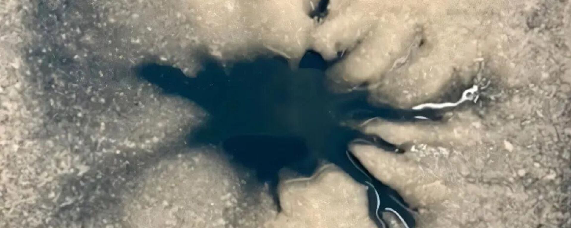 Jüpiter'in uydusu Europa'da tespit edilen gizemli cisim Jüpiter'in uydusu Europa'da tespit edilen gizemli cisim - Sputnik Türkiye, 1920, 14.12.2025