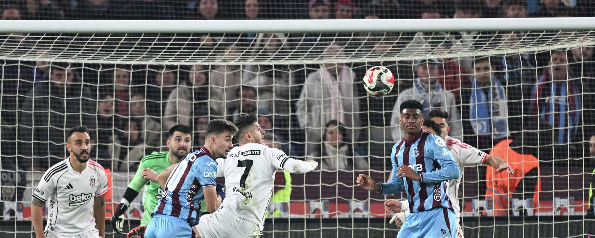 Trendyol Süper Ligi'nin 16. haftasında Trabzonspor ile Beşiktaş karşılaştı - Sputnik Türkiye, 1920, 14.12.2025