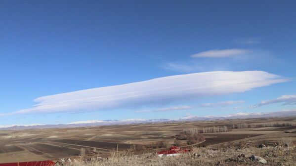 Uzmanlar, mercek bulutlarının genellikle yüksek irtifalarda, yaklaşık 2 ila 6 kilometre arasında görüldüğü belirtiyor. Bu bulutlar genellikle yağış bırakmazlar. Uzmanlar, mercek bulutlarının genellikle yüksek irtifalarda, yaklaşık 2 ila 6 kilometre arasında görüldüğü belirtiyor. Bu bulutlar genellikle yağış bırakmazlar. - Sputnik Türkiye