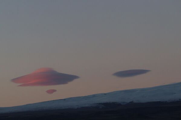 Özellikle dağlık alanlar üzerinde gözlemlenen ve sabit duruyormuş izlenimi veren bulutlar oldukça ilgi çekti. Özellikle dağlık alanlar üzerinde gözlemlenen ve sabit duruyormuş izlenimi veren bulutlar oldukça ilgi çekti. - Sputnik Türkiye