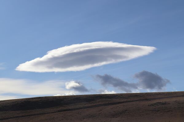 Kars'ın Akyaka ilçesinde gökyüzünde beliren mercek bulutları etkileyici manzaralar oluşturdu. Kars'ın Akyaka ilçesinde gökyüzünde beliren mercek bulutları etkileyici manzaralar oluşturdu. - Sputnik Türkiye
