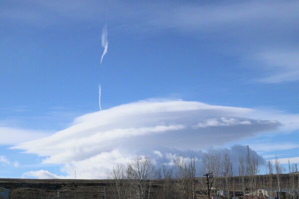 Nemli havanın bu dalga hareketleri sırasında belirli bir seviyede yoğunlaşmasıyla oluşan bulutlar, mercek ya da uçan daireyi andıran şekilleriyle tanınıyor. Nemli havanın bu dalga hareketleri sırasında belirli bir seviyede yoğunlaşmasıyla oluşan bulutlar, mercek ya da uçan daireyi andıran şekilleriyle tanınıyor. - Sputnik Türkiye