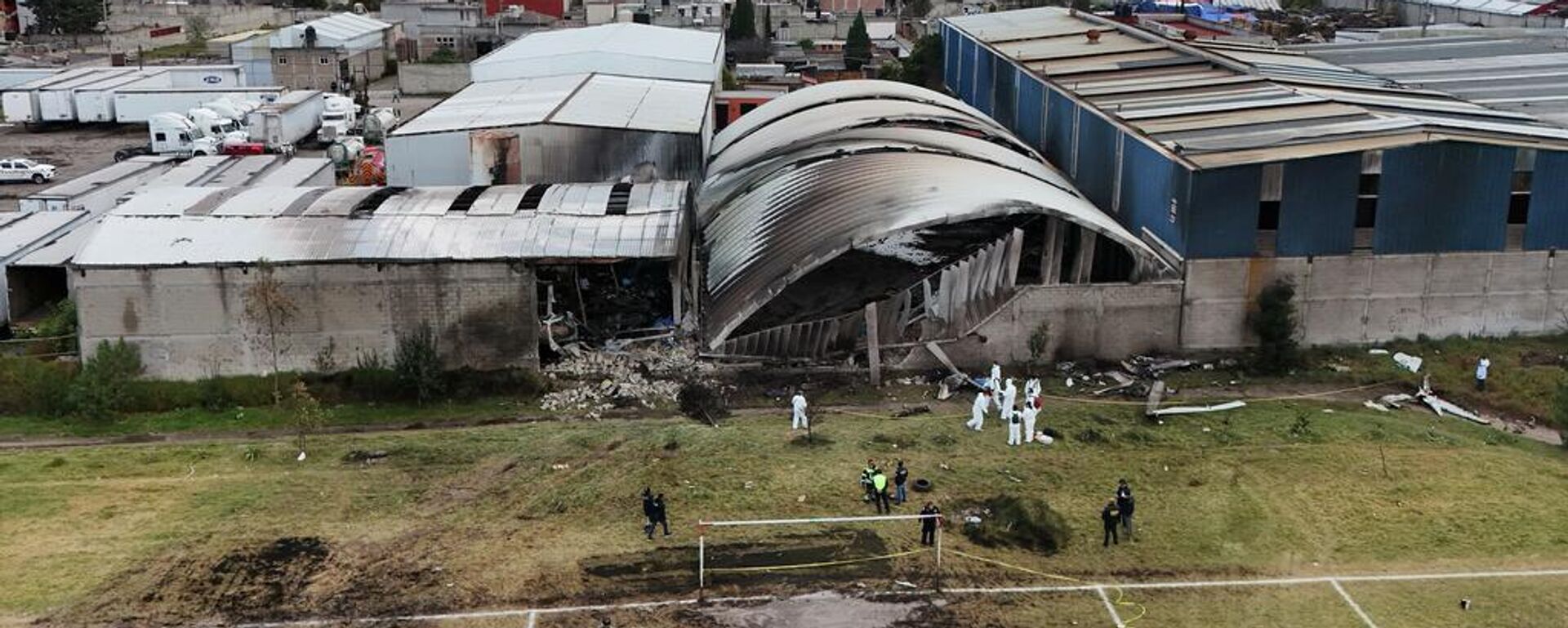 Meksika’da Toluca Havalimanı yakınlarında acil iniş yapmaya çalışan küçük bir uçak sanayi bölgesine düştü, kazada en az 7 kişi hayatını kaybetti. - Sputnik Türkiye, 1920, 16.12.2025