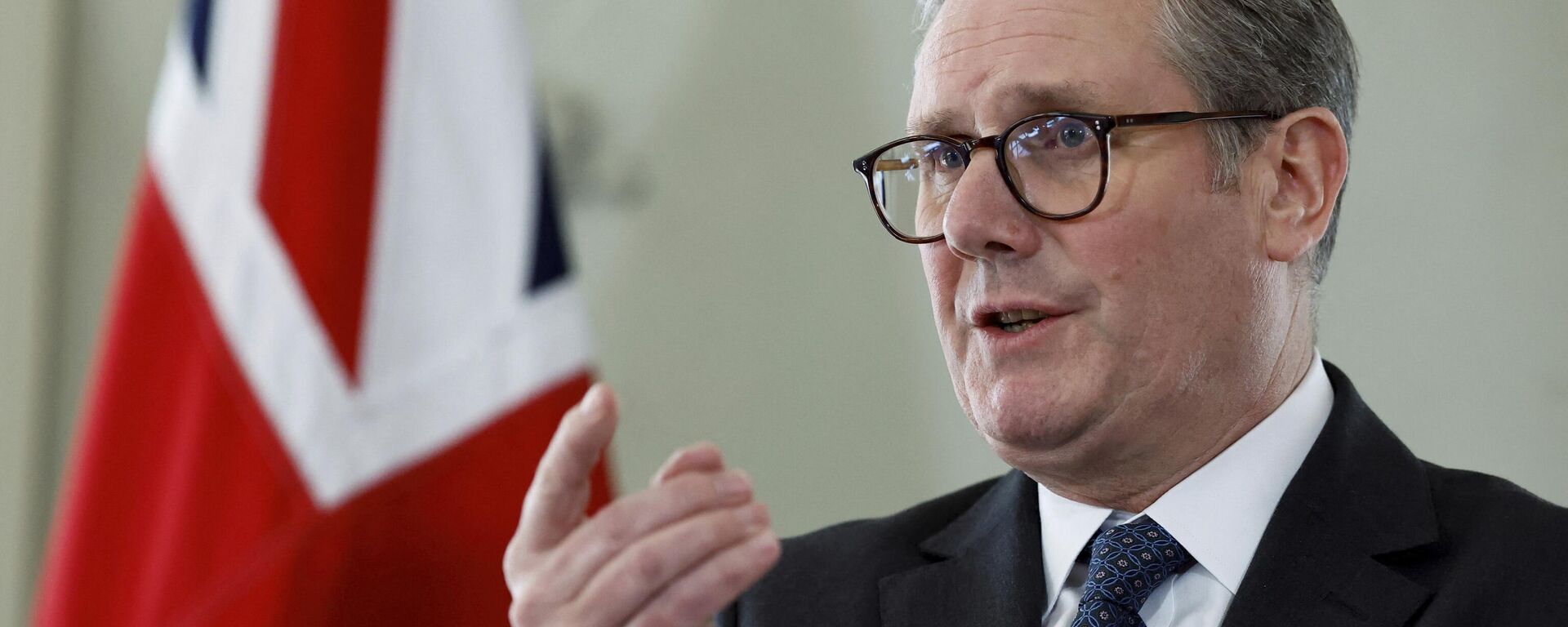 Britain's Prime Minister Keir Starmer attends a press conference at the UK Ambassador's Residence in Paris, after a meeting with European leaders on strengthening support for Ukraine in Paris, Thursday, March 27, 2025.  - Sputnik Türkiye, 1920, 17.04.2026