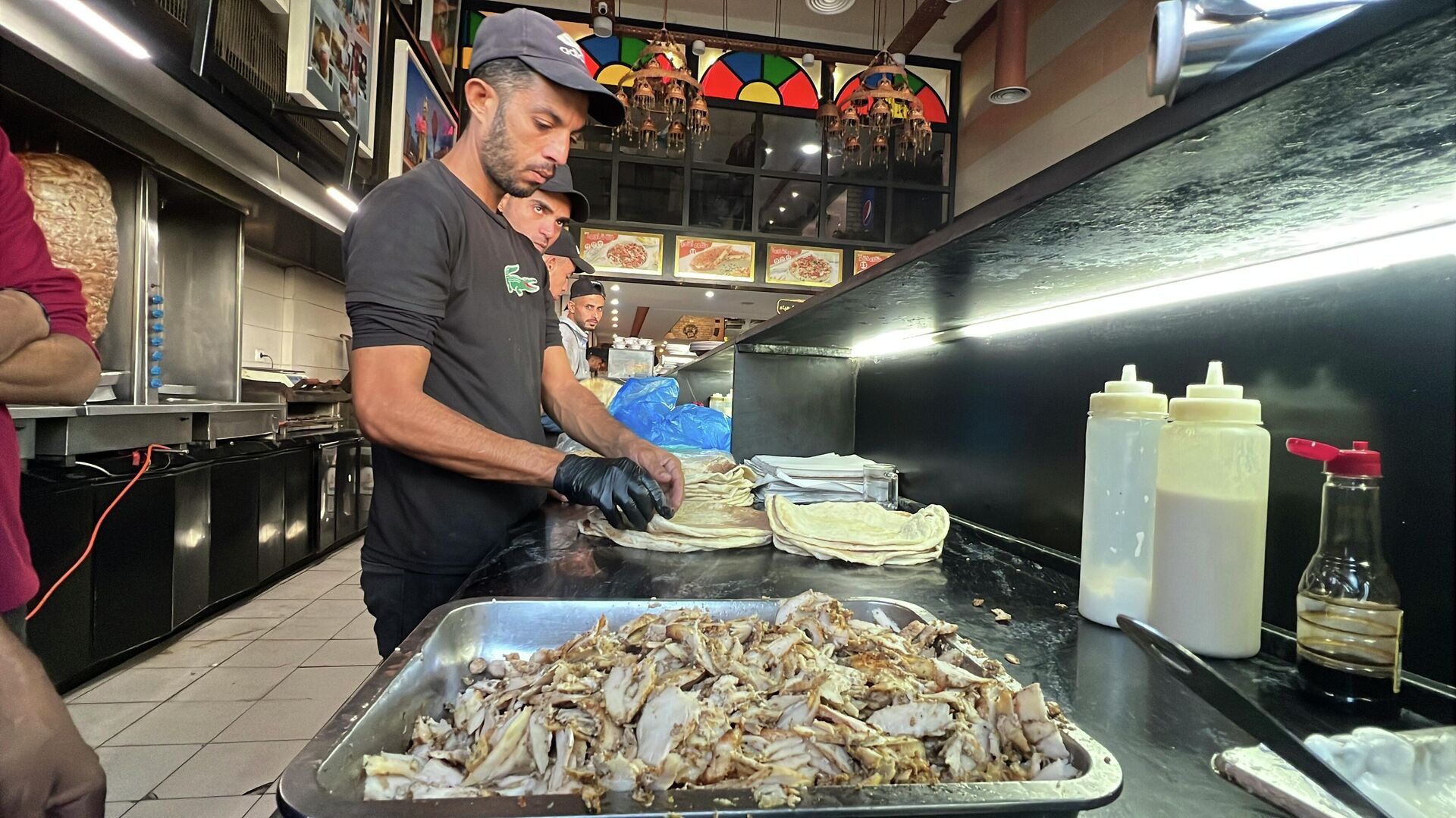 Gazze'de restoran açan Suriyeli şef aşçı: Bu toprak beni doyurdu, sizi bırakmayacağım - Sputnik Türkiye, 1920, 17.12.2025