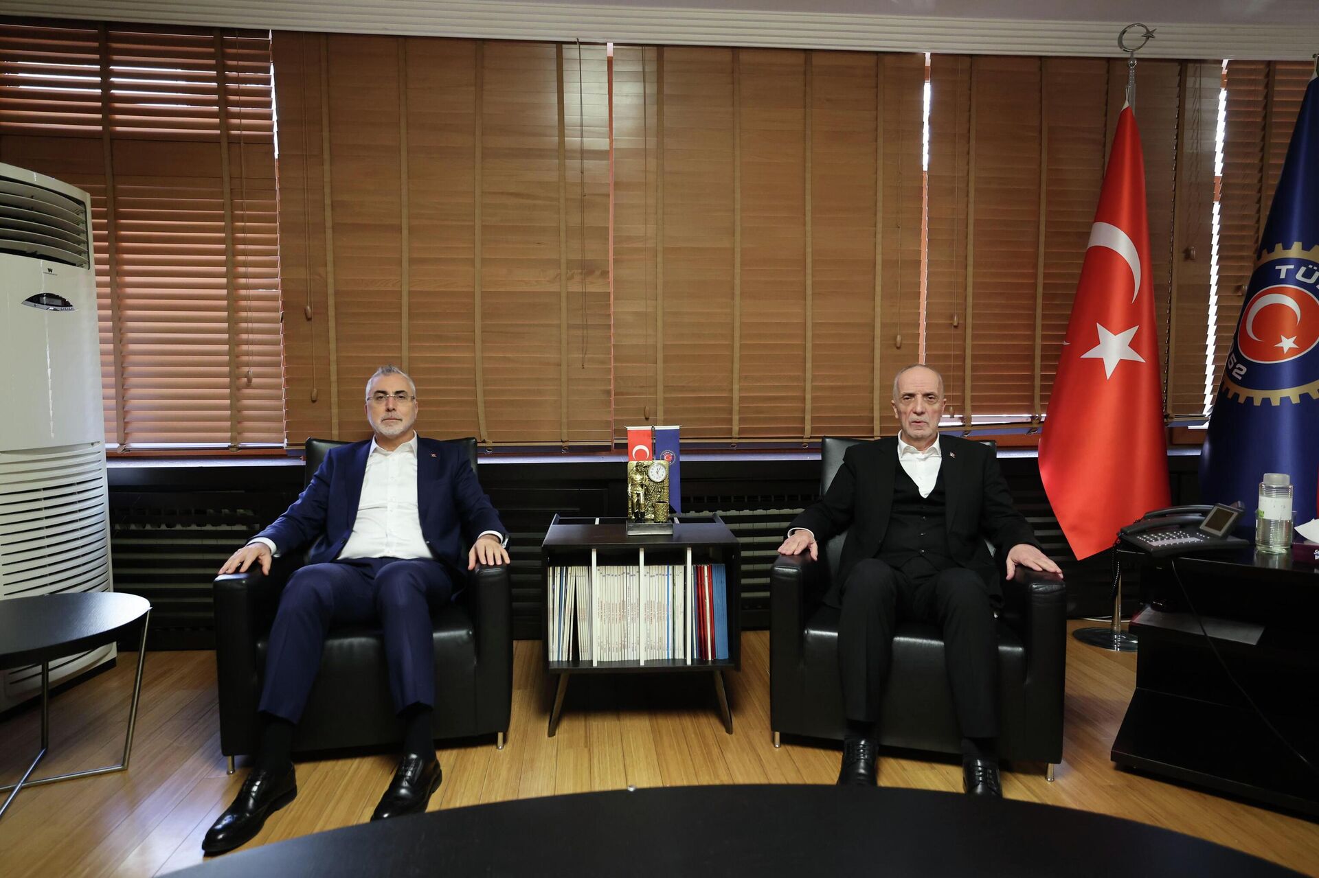 Bakan Işıkhan TÜRK-İŞ Genel Başkanı Ergün Atalay ile bir araya geldi.  - Sputnik Türkiye, 1920, 18.12.2025