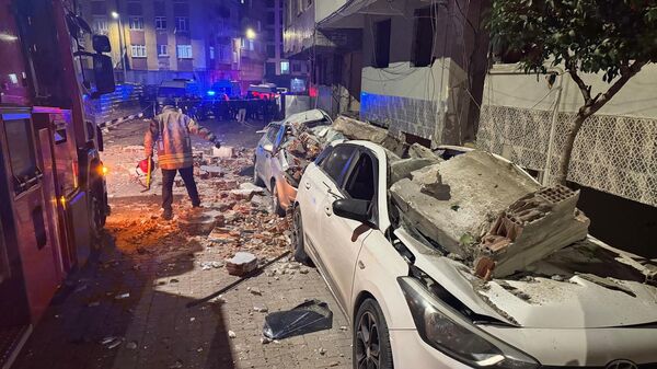 Zeytinburnu'nda kentsel dönüşüm kapsamında boşaltılan binanın çatısından düşen beton parçaları park halindeki araçlara zarar verdi - Sputnik Türkiye