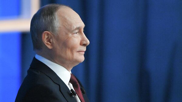 Rus lider, Vladimir Putin'le Yılın Özeti programında - 2025 - Sputnik Türkiye