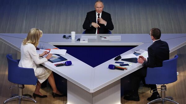 Rus lider, Vladimir Putin'le Yılın Özeti programında - 2025 - Sputnik Türkiye