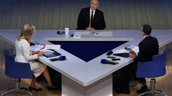 Rus lider, Vladimir Putin'le Yılın Özeti programında - 2025 - Sputnik Türkiye