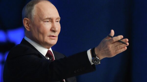 Rus lider, Vladimir Putin'le Yılın Özeti programında - 2025 - Sputnik Türkiye