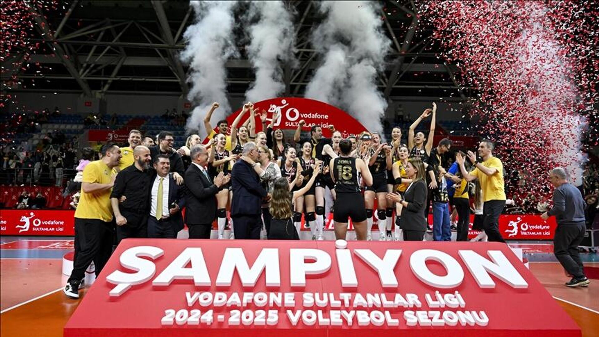 2024–25 Vodafone Sultanlar Ligi (Türkiye Kadınlar Voleybol Süper Ligi) şampiyonu VakıfBank oldu - Sputnik Türkiye, 1920, 21.12.2025