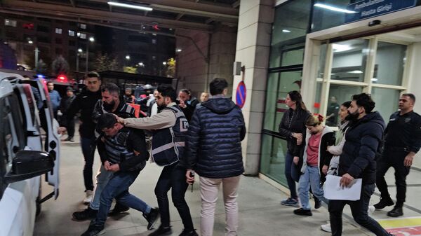 Siirt'te 2 çocuk annesi kadının evinde bıçaklanarak öldürülmesine ilişkin gözaltına alınan 4 şüpheliden komşusu olan karı koca tutuklandı - Sputnik Türkiye